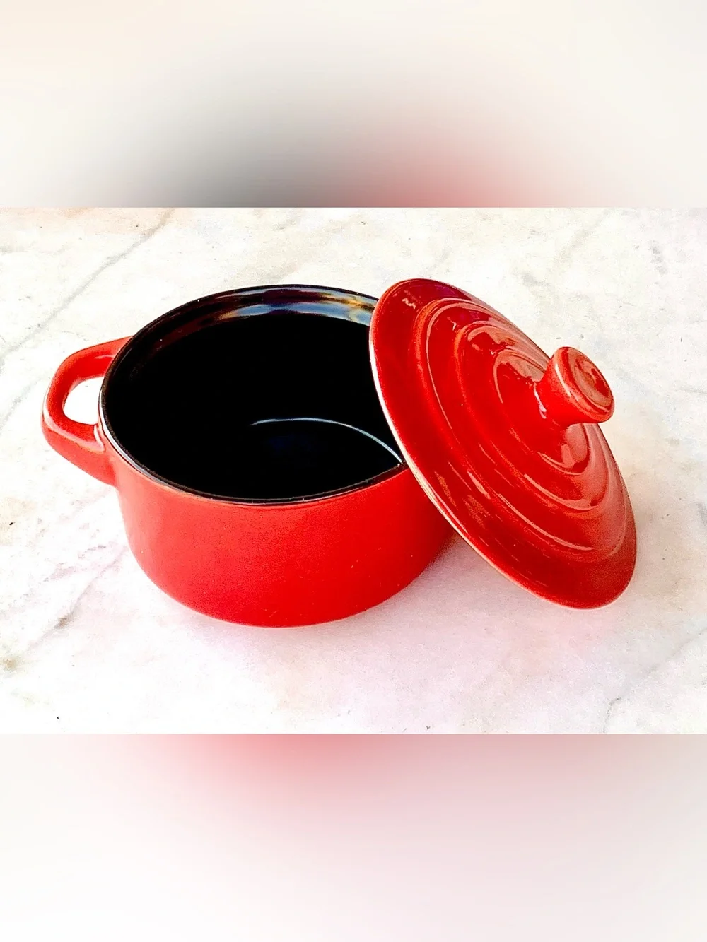 TABLE FASHION MINI COCOTTE CERAMIC STONEWARE RED BLACK 4 INCH BY 2 INCH NEW